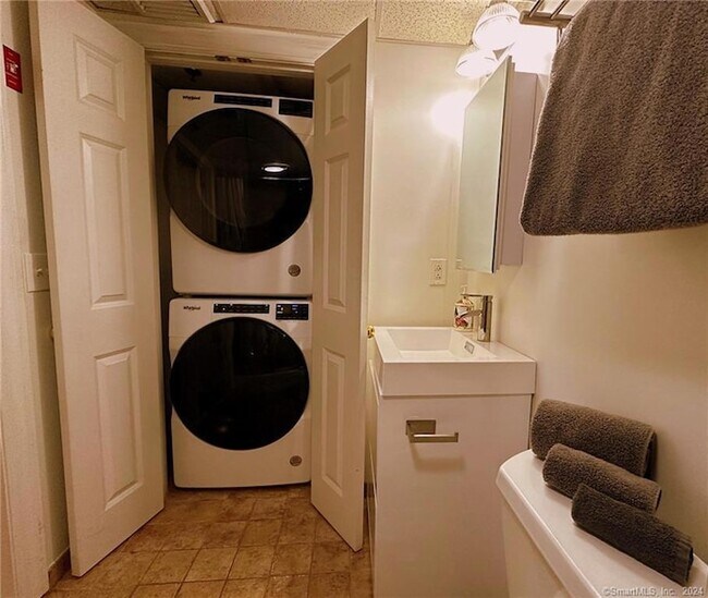 Building Photo - 145 Canal St E