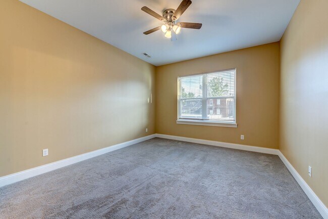 Building Photo - GRADUATE STUDENTS!! 2 Bed 2 Bath Near SSM Cardinal Glennon, St. Louis University