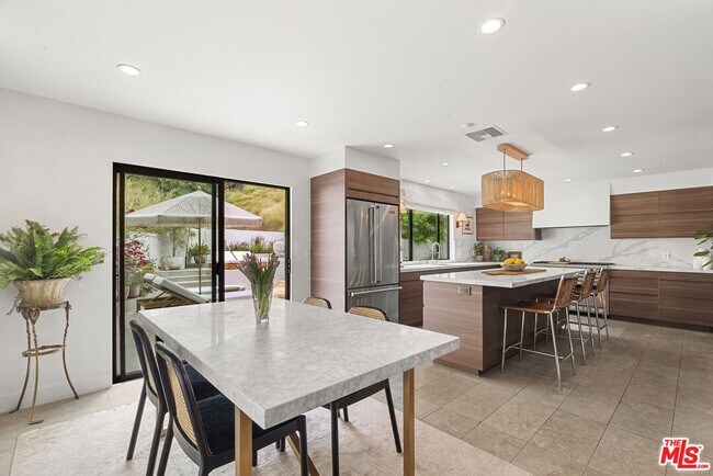 Building Photo - 1739 San Ysidro Dr