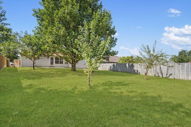 Building Photo - Newly Remodeled! | 4 Bedroom | 2 Bathroom | 2 Car Garage | 1,700 sq ft home | Fenced in back yard...