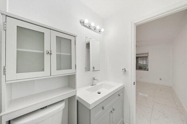 Building Photo - 1443 SW 27th Ave