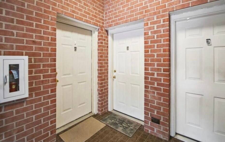 Building Photo - 116 Water Fountain Way