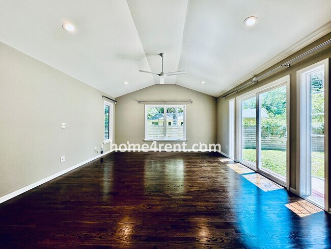 Building Photo - Updated Ranch Style Home in Prairie Villag...