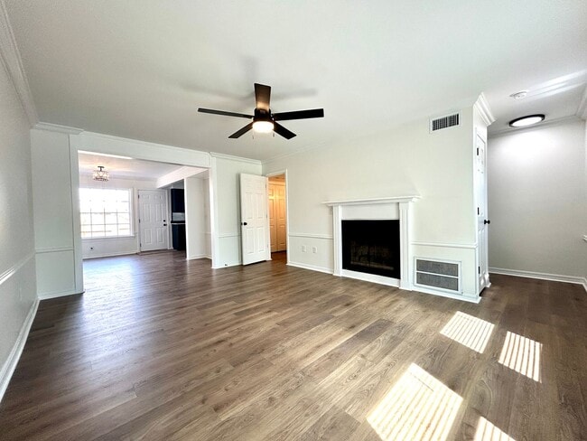 Building Photo - Well appointed 2 bed, 2.5 bath Townhouse Partial Utilities Included!