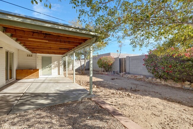 Building Photo - Spacious & Stylish 4/2 – Just  2 Miles fro...