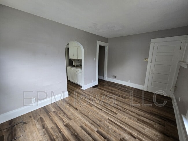 Building Photo - 408 1/2 Locust St