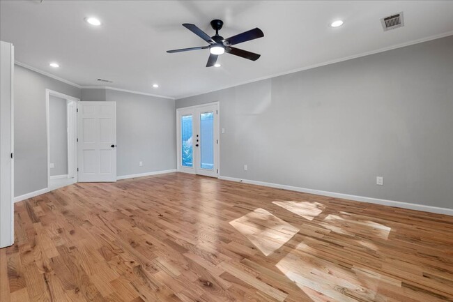 Building Photo - Recently Renovated 4-bed 3.5-bath 2-living...