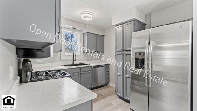 Building Photo - 2144 Edgehill Ave