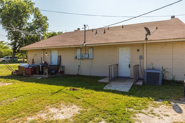 Building Photo - 909 Shepherd St