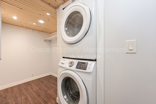 Building Photo - 6186 S Southwood Dr