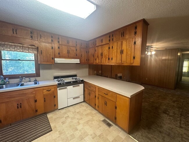 Building Photo - Charming 3-Bedroom, 2-Bath Home in Peacefu...
