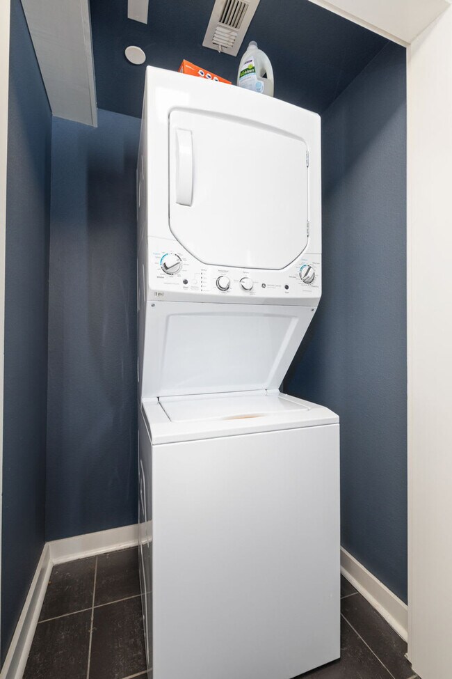 Building Photo - 329 N West Ave