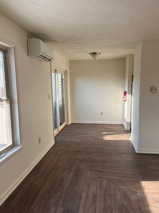 Building Photo - 2 Bedroom, 1 Bathroom Apartment