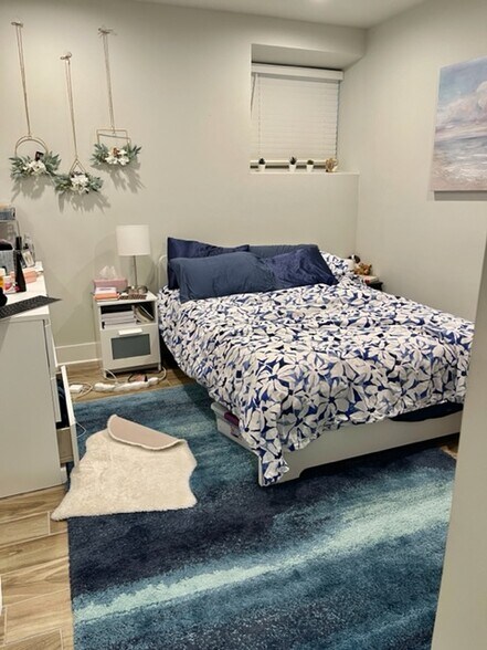 Building Photo - 910 W Waveland Ave