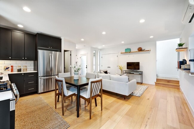 Building Photo - 2bd/1.5ba Seattle Condo