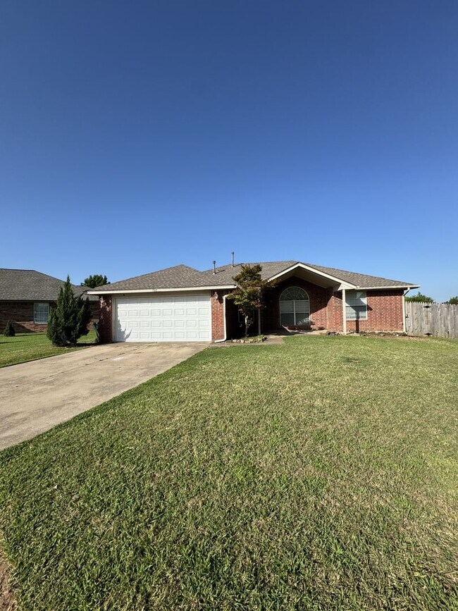Building Photo - (3) Bed/(2) Bath in NE Norman w/ Safe Room!