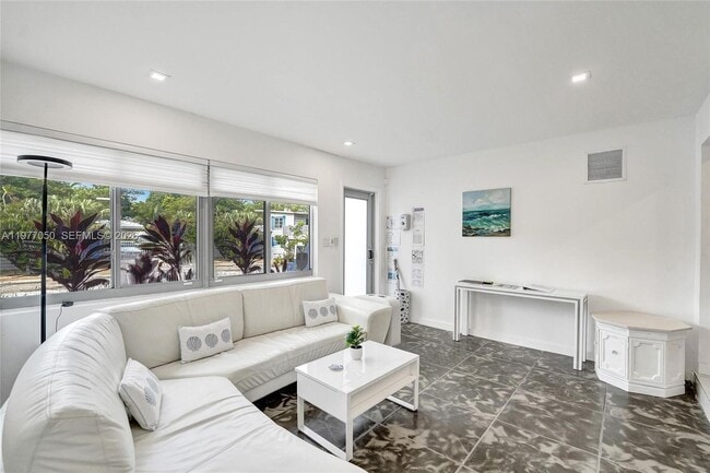 Building Photo - 3305 NE 16th Ct