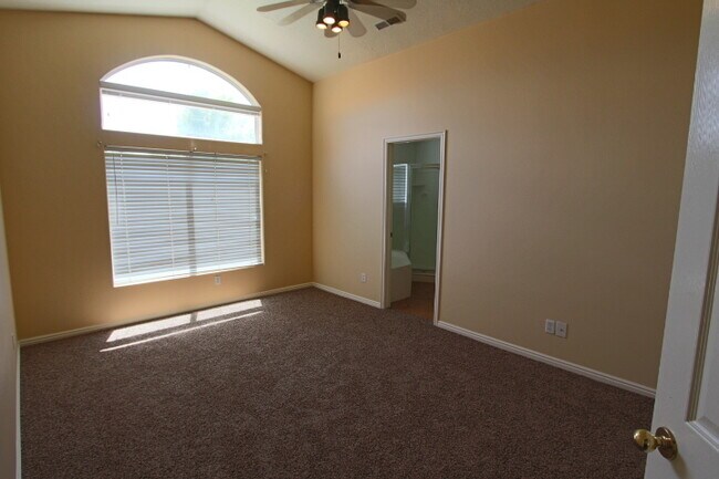 Building Photo - Red Cliffs area 3br / 2 ba home with garage and nice yard