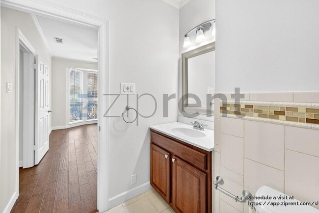 Building Photo - 6318 Richmond Ave