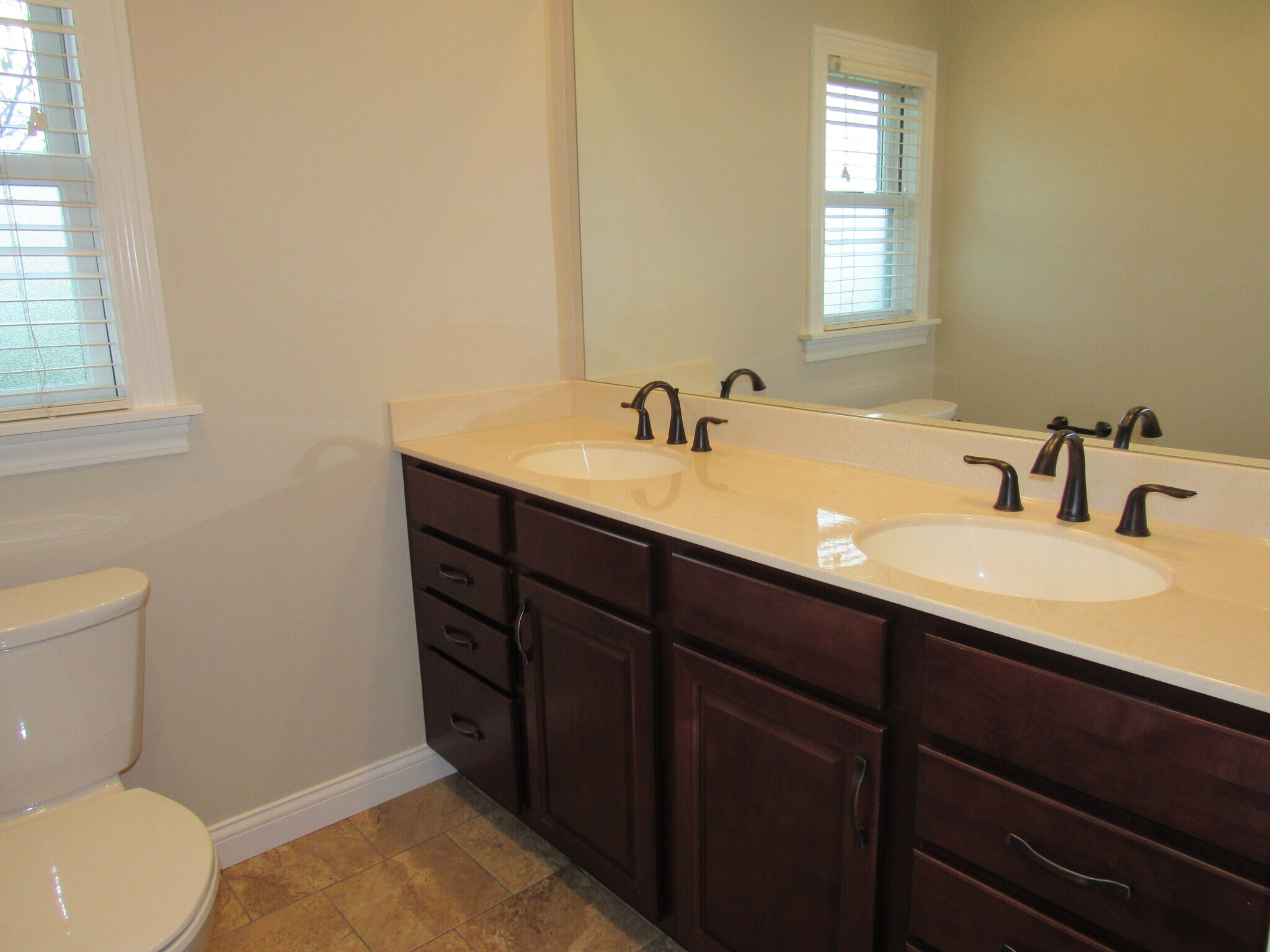 Building Photo - 233 Manor Dr