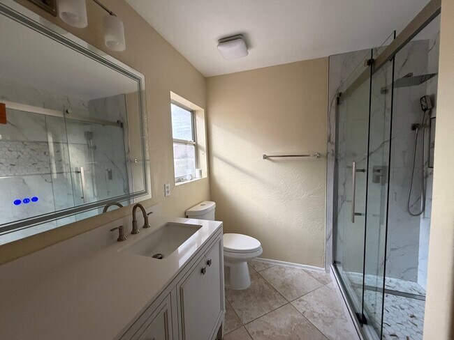 Building Photo - 6406 W El Cortez Pl