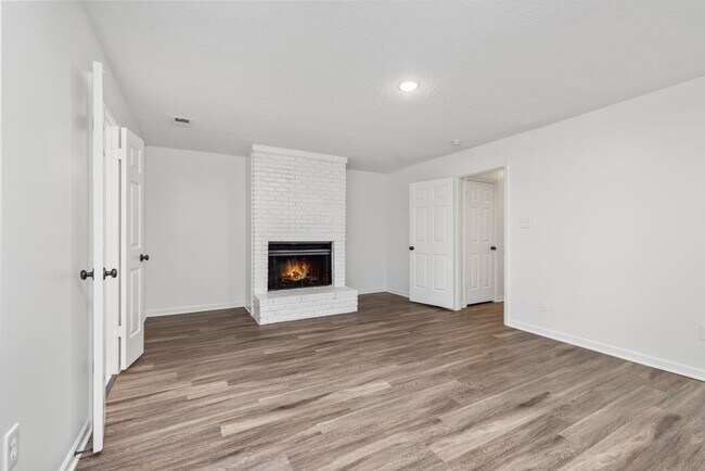 Building Photo - 3 Bedroom, 2 bath with a bonus room near B...