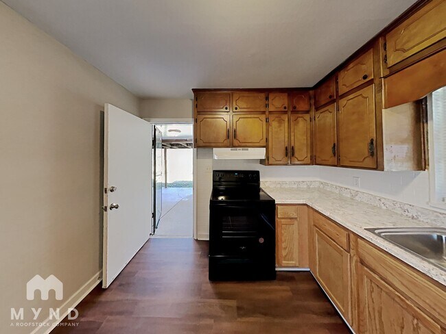 Building Photo - 1825 Collier Dr