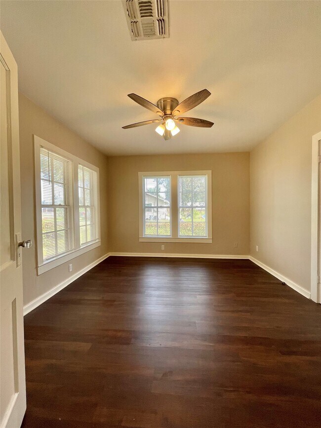 Building Photo - 813 Nursery St