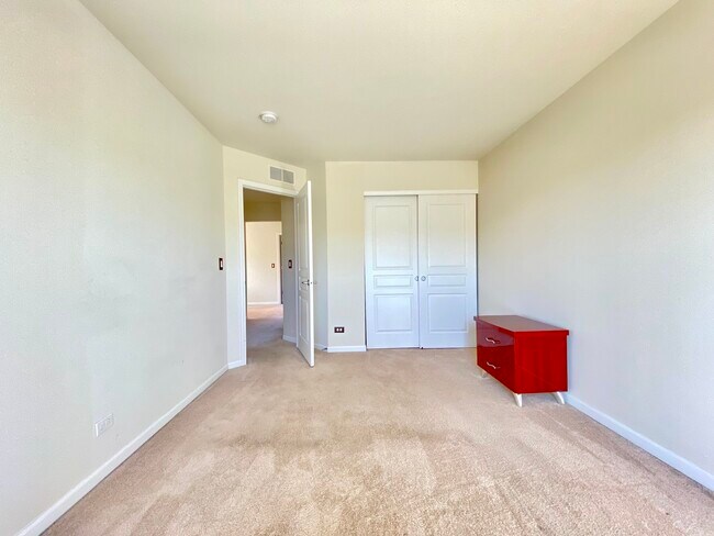 Building Photo - 10S420 Carrington Cir