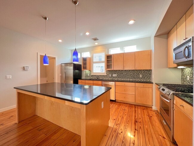 Building Photo - 1205 Kinney Ave