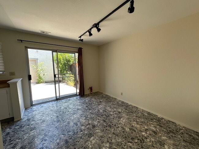 Building Photo - Townhouse 2 bedroom, 2.5 bath, washer/drye...