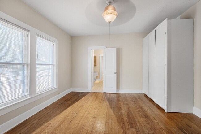 Building Photo - 4 Bedroom, 3 Bath in North Campus / Hyde Park