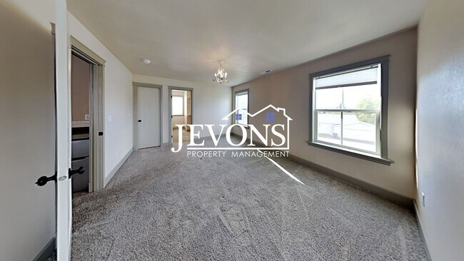 Building Photo - Spacious 4-bedroom home with fully equippe...