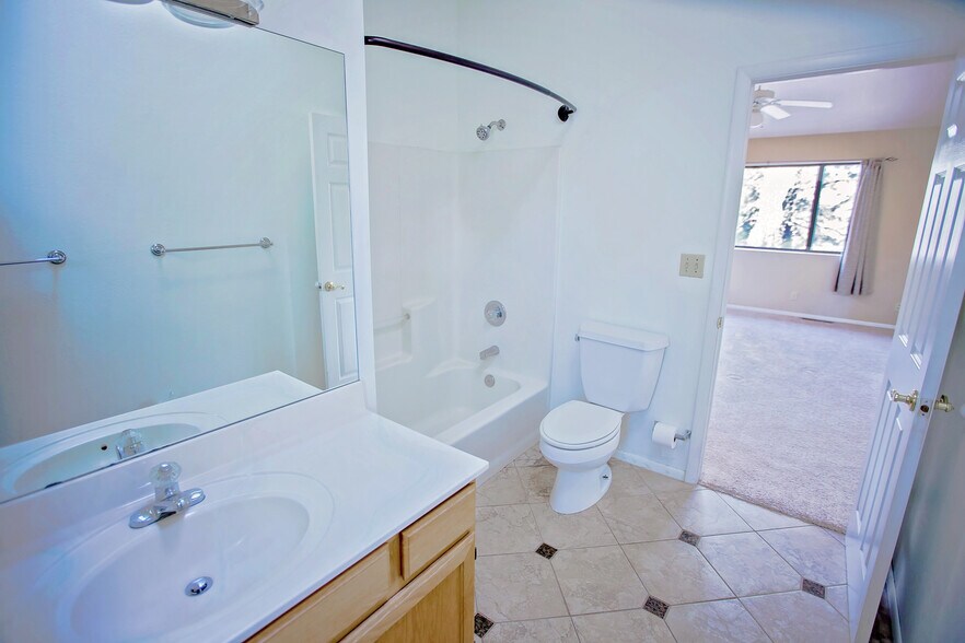 Building Photo - 2562 N Fox Run Dr