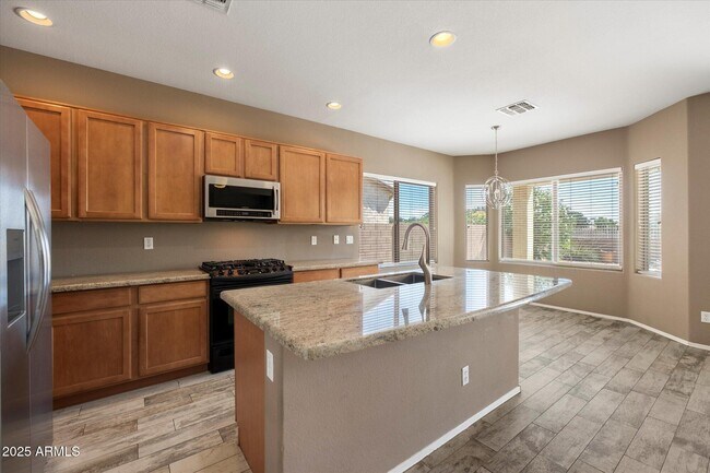 Building Photo - 949 E Indian Wells Pl