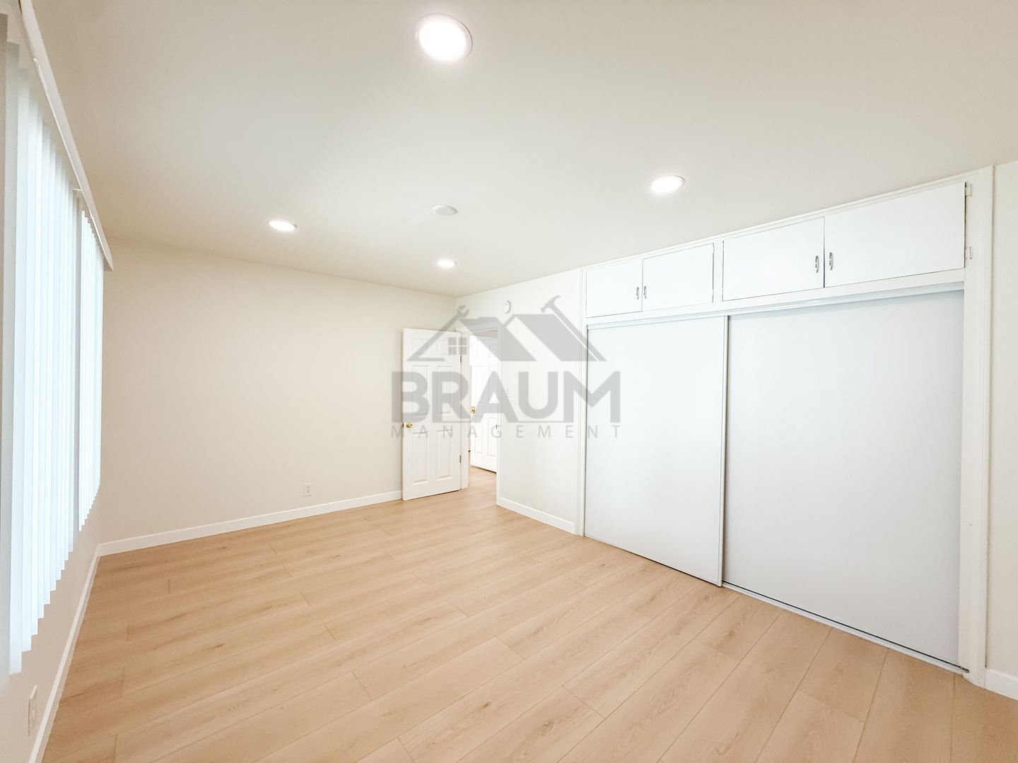 Building Photo - 15550 Vanowen St