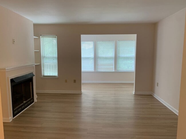 Building Photo - 1 BR, 1 BA Condo-3rd floor *Fresh paint throughout! * Easy to clean flooring only one year old. P...