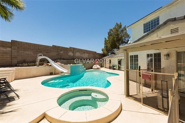 Building Photo - 6BD/5BA!! POOL/SPA!!
