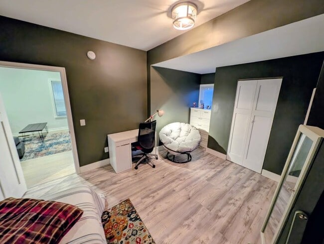 Building Photo - 2535 University Ave NE