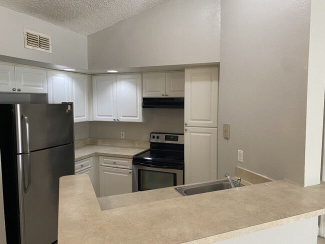 Building Photo - 2 bedroom 2 bathroom