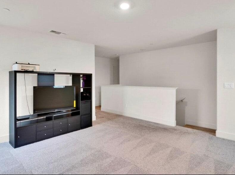 Building Photo - 1672 Thistle Ln