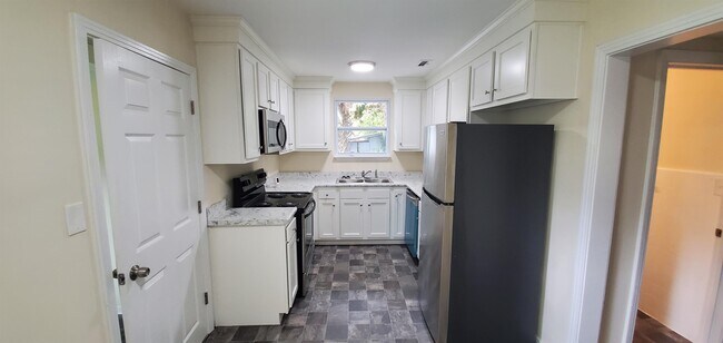 Building Photo - 854 Allison St