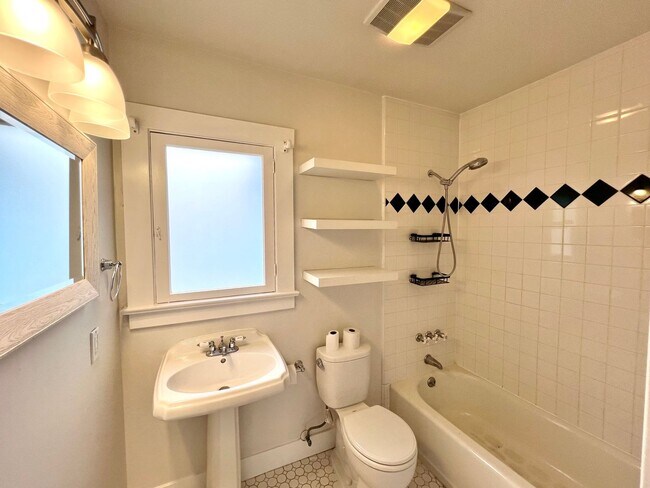 Building Photo - 2 bedroom, 2 bathroom Bright and Happy Home Near Downtown Santa Barbara