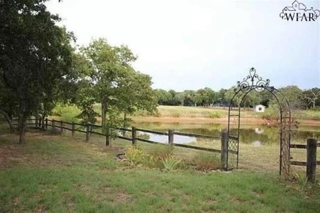 Building Photo - 126 Country Club Dr