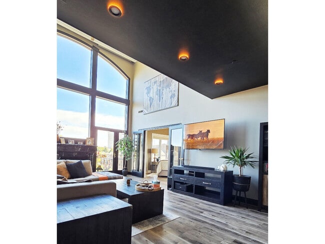 Building Photo - 1515 N Van Buren St