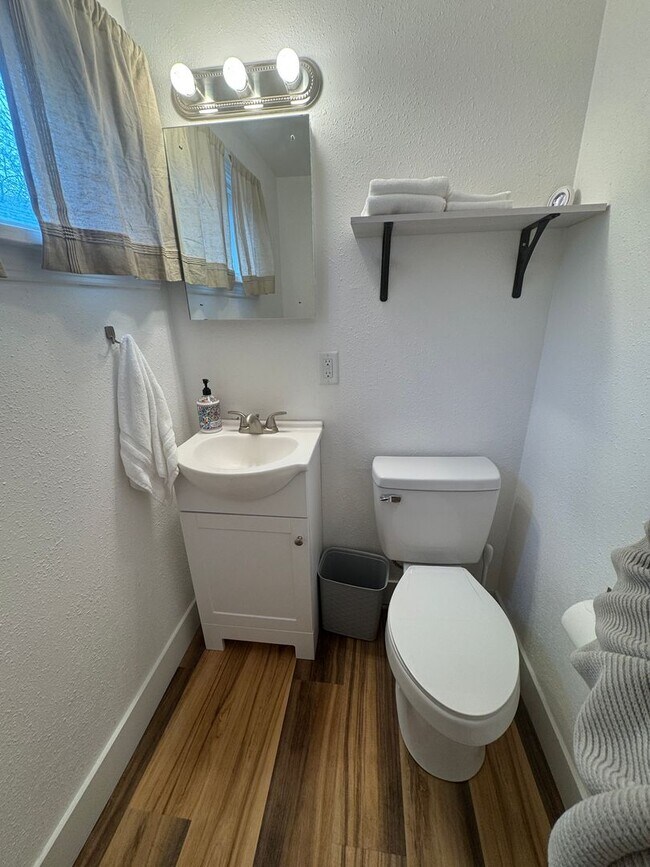 Building Photo - Gorgeous 4-Bedroom Home with Expansive Landscaped Yard & Off-Street Parking – Fully Furnished!