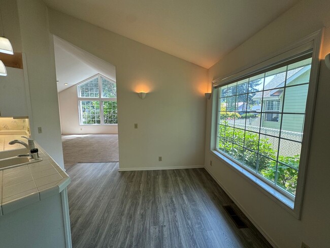 Building Photo - Hucrest home with 3 car garage