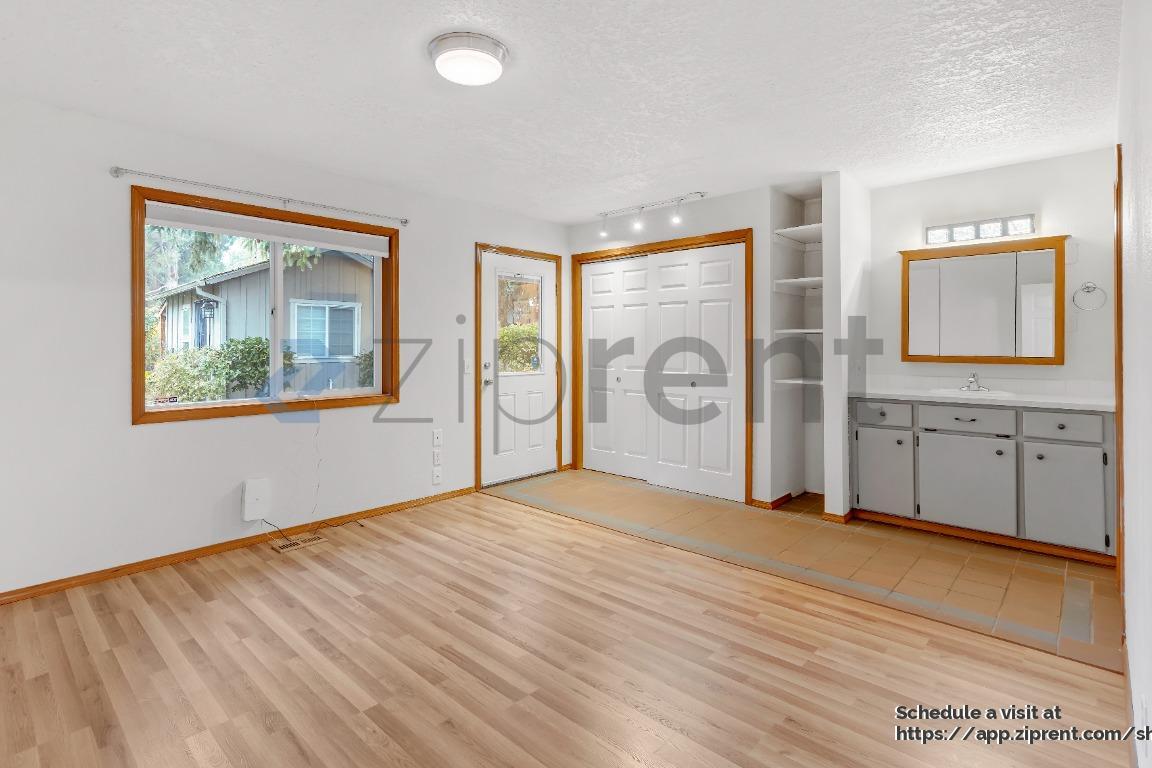 Building Photo - 9380 SW Sagert St