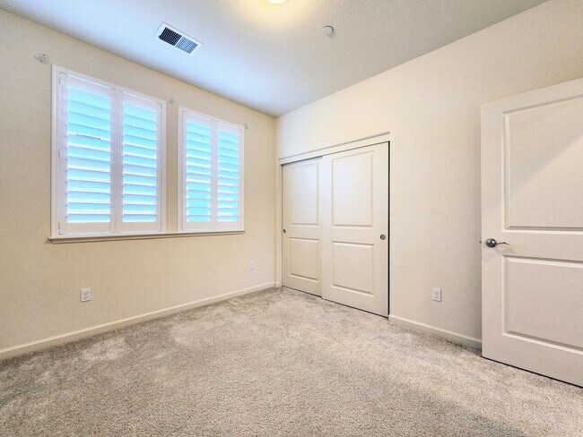 Building Photo - 4 Bedroom Home in W Section