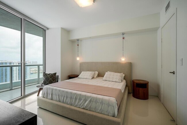 Building Photo - 495 Brickell Ave